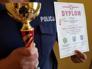 Dyplom i puchar dla policyjnej druzyny