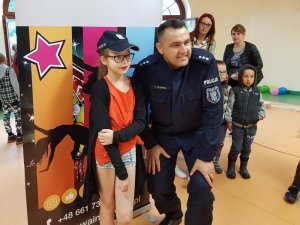 Komendant Powiatowy Policji w Braniewie podczas festynu w fotobudce