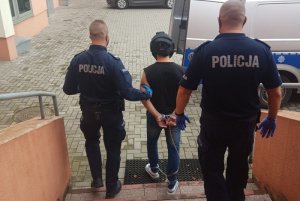 Zatrzymany prowadzony przez policjantów