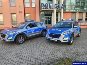 Policyjne radiowozy przed budynkiem KPP w Braniewie
