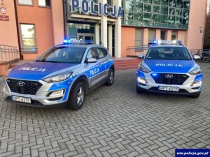 Policyjne radiowozy  przed budynkiem KPP w Braniewie