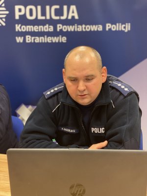 Policjanci podzcza spotkania online