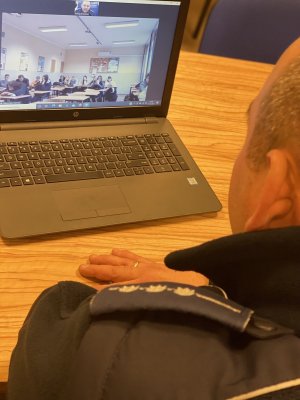 Policjanci podzczas spotkania online