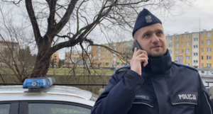 Policjant, kontrolujący izolacje i kwarantanny