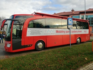 autobus, który pełni funkcje mobilnego punktu poboru krwi