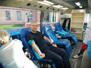 policjant oddający krew
