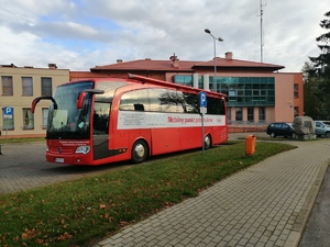 autobus, który pełni funkcje punktu poboru krwi