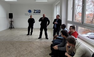 spotkanie policjantów z uczniami Zespołu Szkół Budowlanych w Braniewie dotyczące &quot;Bezpiecznych Ferii&quot;