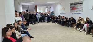 spotkanie policjantów z uczniami Zespołu Szkół Budowlanych w Braniewie dotyczące &quot;Bezpiecznych Ferii&quot;