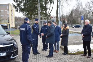 przekazanie pojazdu Kia Sportage przez Starostę Braniewskiego na ręce policjantów