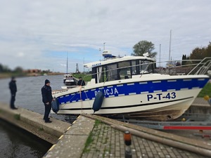 wodowanie łodzi policyjnej